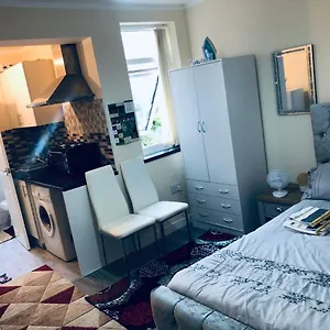 Self-contained Studio Flat Bathrooms Kitchens Upgrade Locations To Centre 15 Minutes Walking Distance Universities Queen Hospitals Hospitals Apartment